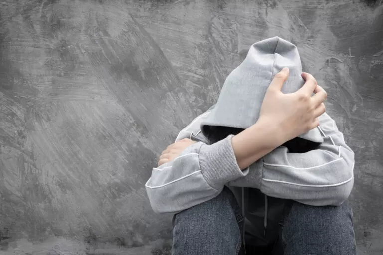 Een die bezig is met afkicken van Alcohol. Hij heeft het zwaar.