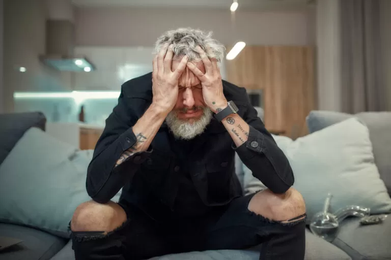 Deze man heeft last van afkickverschijnselen van wiet en gaat in therapie daar voor.