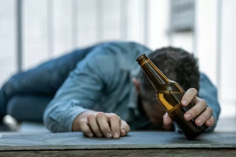 De symptomen van een alcohol vergiftiging.