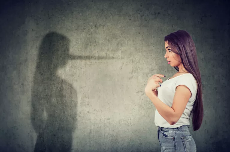 Door coke liegen en bedriegen is altijd het geval. Deze vrouw haar neus groeit als Pinoccio door alle leugens.