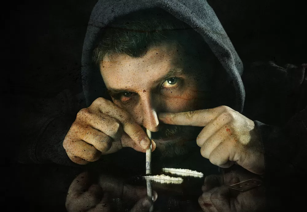 Lijntjes cocaïne op tafel, het begin van een cocaïneverslaving