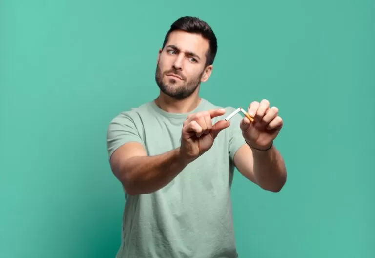 Hoe Stoppen met Roken? Deze man breekt zijn sigaret door twee en stopt.