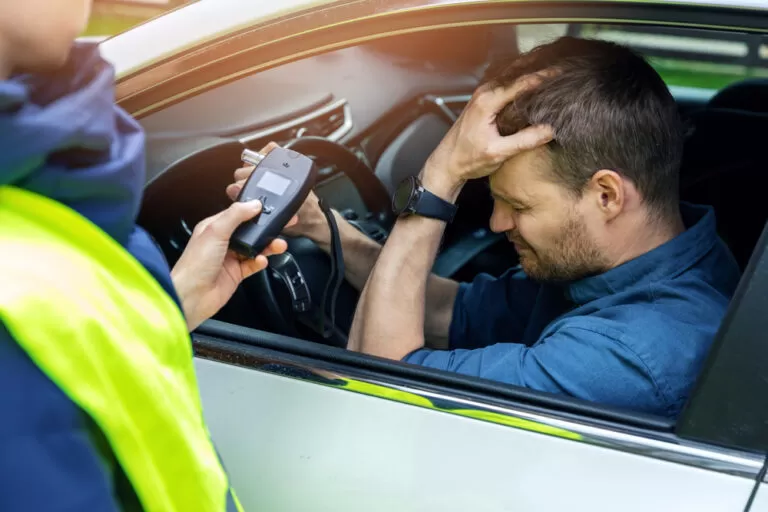 Hoe lang blijft wiet in je bloed zitten? Hier wordt het getest door een agenda bij een verkeerscontrole.