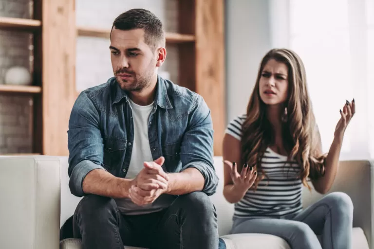 Deze vrouw heeft een relatie met coke gebruiker. Ze hebben ruzie omdat de vrouw wil dat de man stopt met drugs.