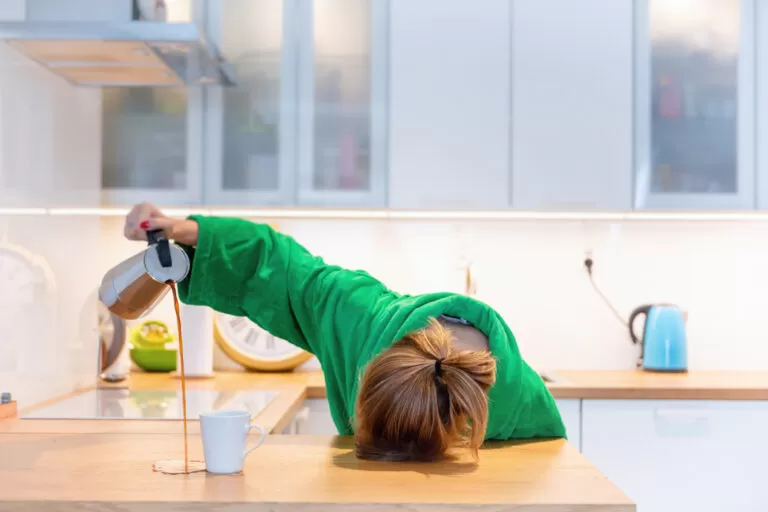 Hoe Lang Moe na Stoppen met Blowen? Bekijk de tijdslijn. Deze vrouw is zo moe van stoppen met blowen dat ze slaapt in de keuken terwijl ze koffie inschenkt.