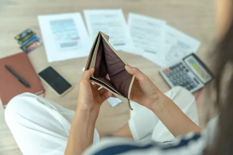 Al mijn geld vergokt en ik weet niet wat ik moet doen. Deze lege pottemoinee is van een verslaafde die wij gaan helpen met zijn gokverslaving.