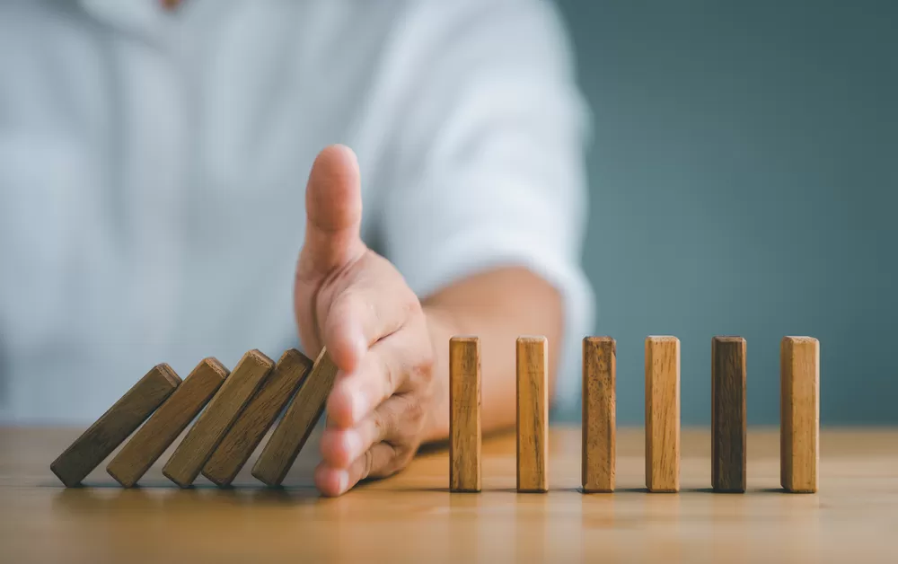 Familie in gesprek met iemand met een verslaving tijdens een interventie
