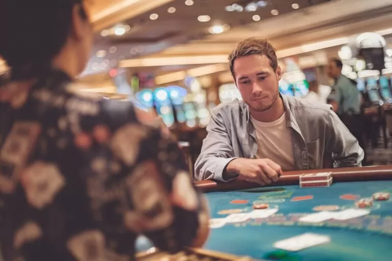 Dit is het gedrag van een gokker. Zittend aan een tafel poker spelen. Gelukkig kan die hulp krijgen van Verslavingshulp Nederland.