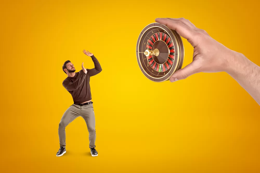 Iemand die gokt op zijn telefoon en geld verliest