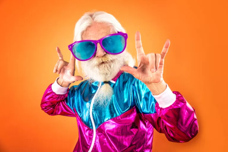 Hoe lang werkt XTC? Deze opa heeft 1 pil genomen en is al uren aan het feesten.
