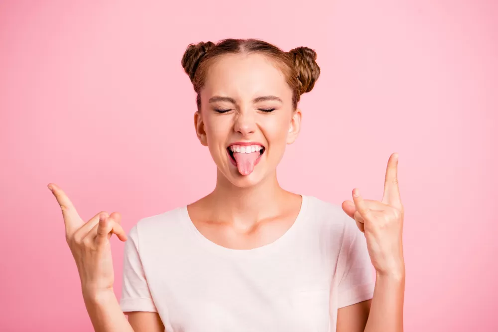 MDMA-kristallen op een vinger, ook wel een likje M genoemd