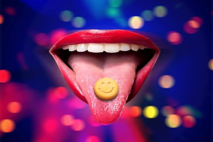 Op deze tong ligt een pilletje met MDMA. Verslavingshulp Nederland waarschuwt met deze foto mensen om het te nemen.