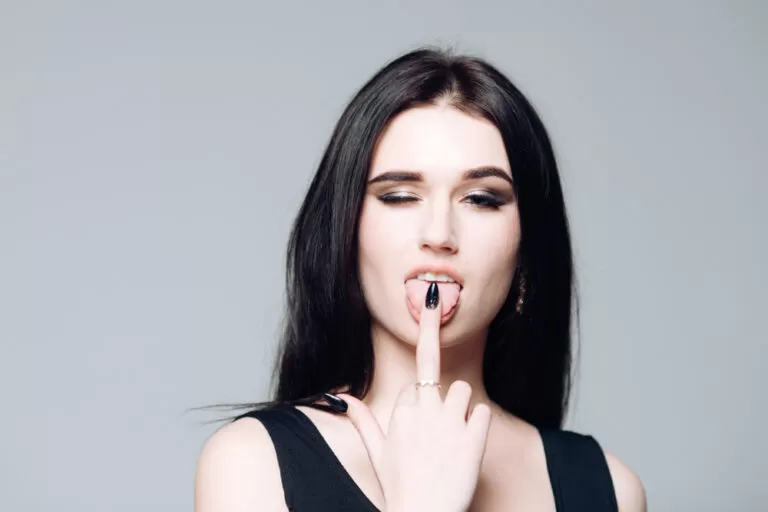 Deze meid wil MDMA likken van haar vinger. Ze moet stoppen met drugs en daar gaan wij haar bij helpen.
