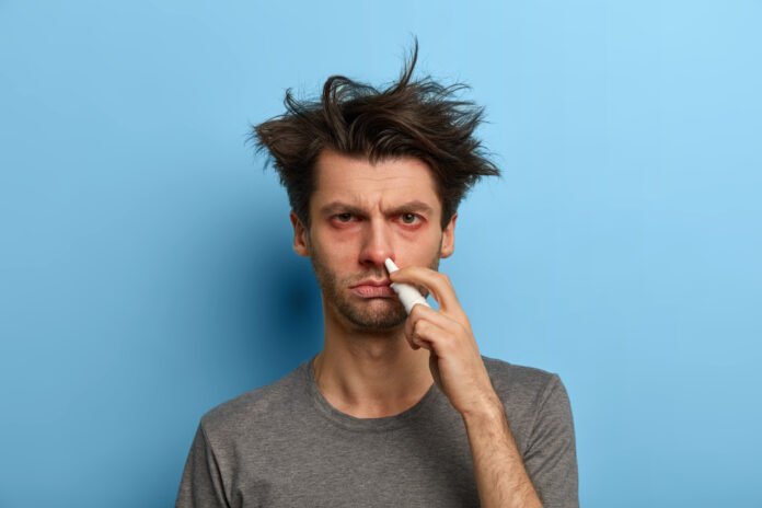 Deze man moet stoppen met zijn neusspray verslaving. Hij wordt er alleen maar zieker van. Wij willen hem helpen.