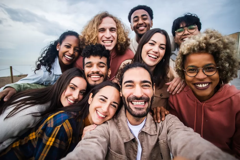 Een steungroep van mensen die samen werken aan hun herstel van verslaving
