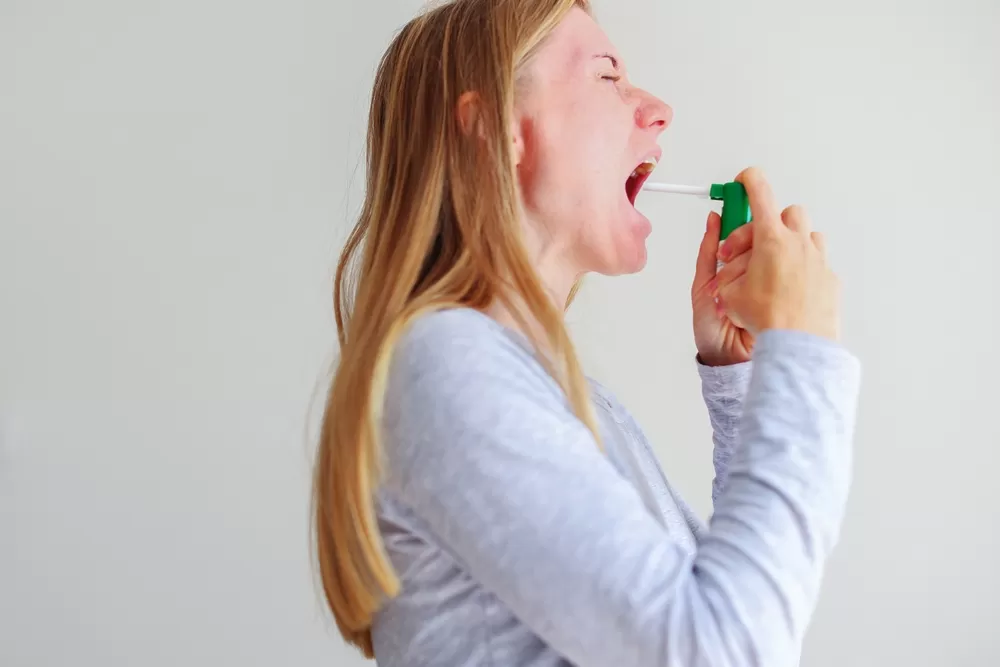 Iemand die stopt met het gebruik van neusspray