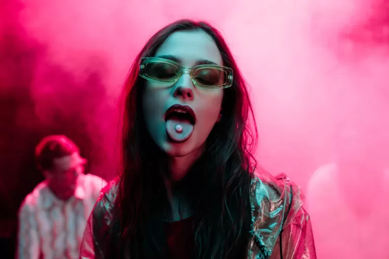 Wat is miauw drugs? Deze jonge meid gebruikt het op een party. Ze heeft hulp nodig en die willen wij haar gratis bieden.