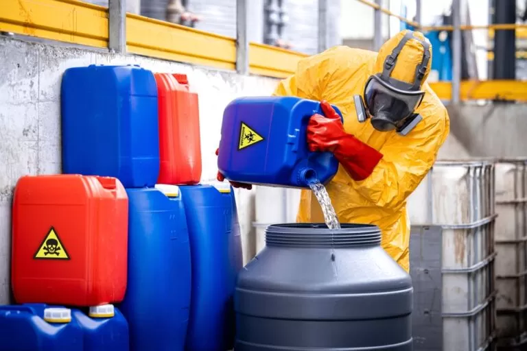 Wat zit er in XTC? Op deze foto zie je welke chemicaliën deze drug gevaarlijk en verslavend maken.