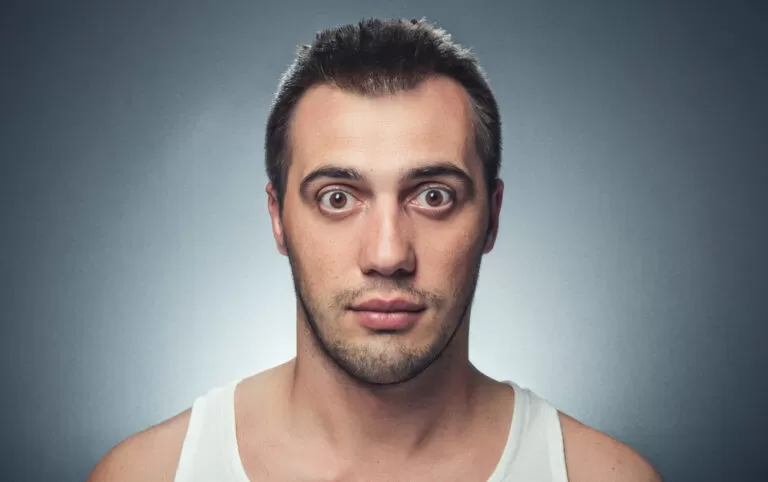 Deze man zijn pupillen zijn groot door XTC gebruik. Hij moet stoppen met pillen en zeg aanmelden bij Verslavingshulp Nederland. Wij kunnen hem namelijk redden van zijn verslaving.