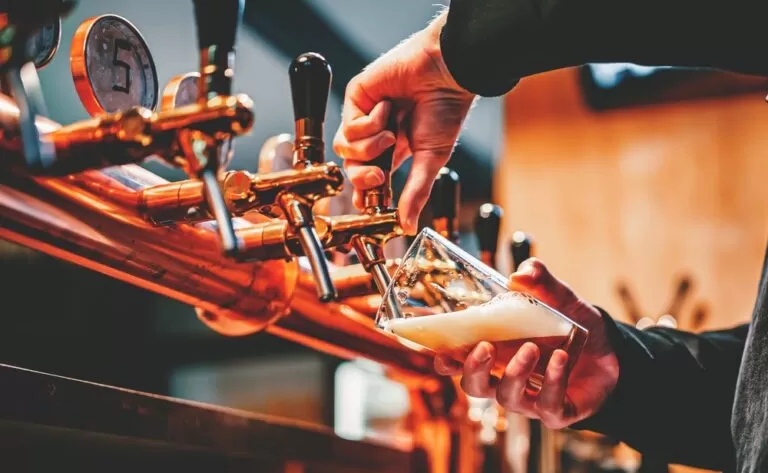 Alcoholisme is wanneer iemand niet meer zich zelf onder controle heeft en zijn alcohol gebruik niet meer kan beheersen.
