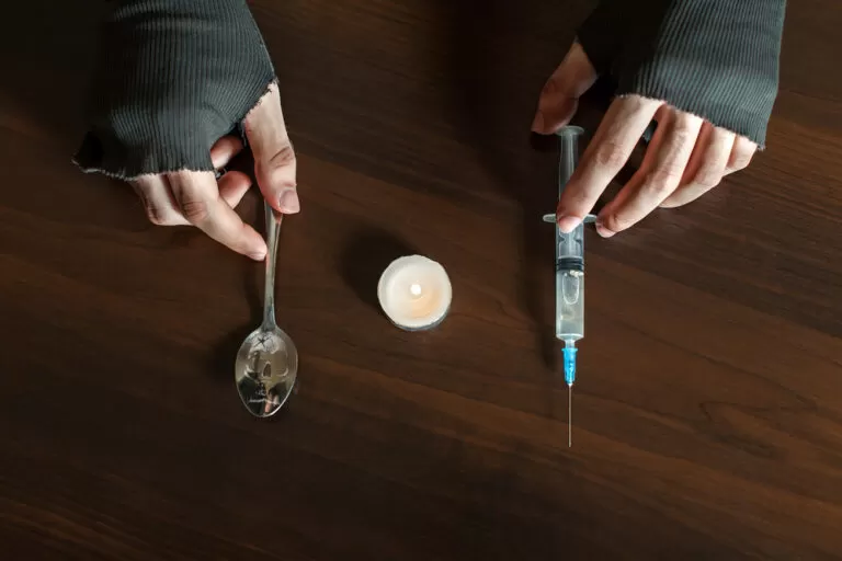 Heroïne is drugs die mensen snel verslaafd maakt. Alleen met de juiste hulp kun je van deze verslaving afkomen.