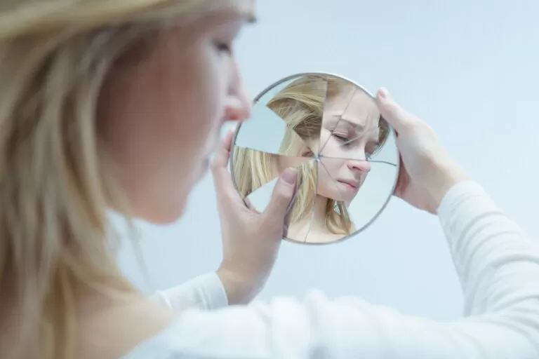 Wat is junkiegedrag? Je ziet een gebroken vrouw die in de problemen zit door haar drugsverslaving.