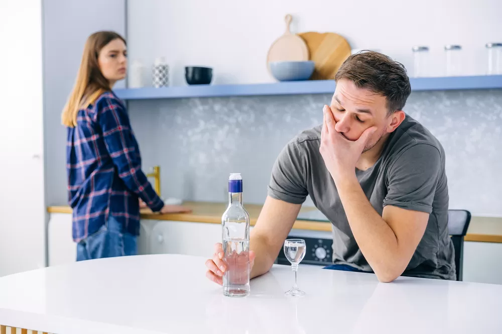 Iemand die in een kliniek begeleid wordt bij het afkicken van alcohol
