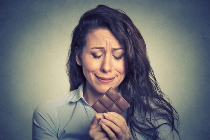 Hoe stop je cravings? Deze vrouw is gek op chocola en kan onze tips goed gebruiken.