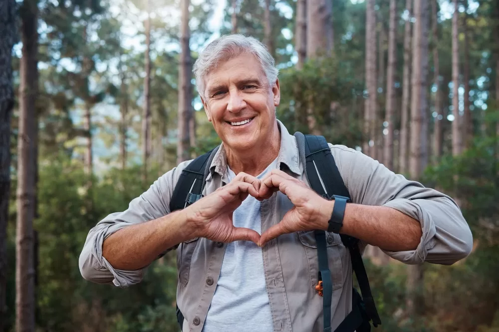 Mensen die samen buiten sporten en wandelen