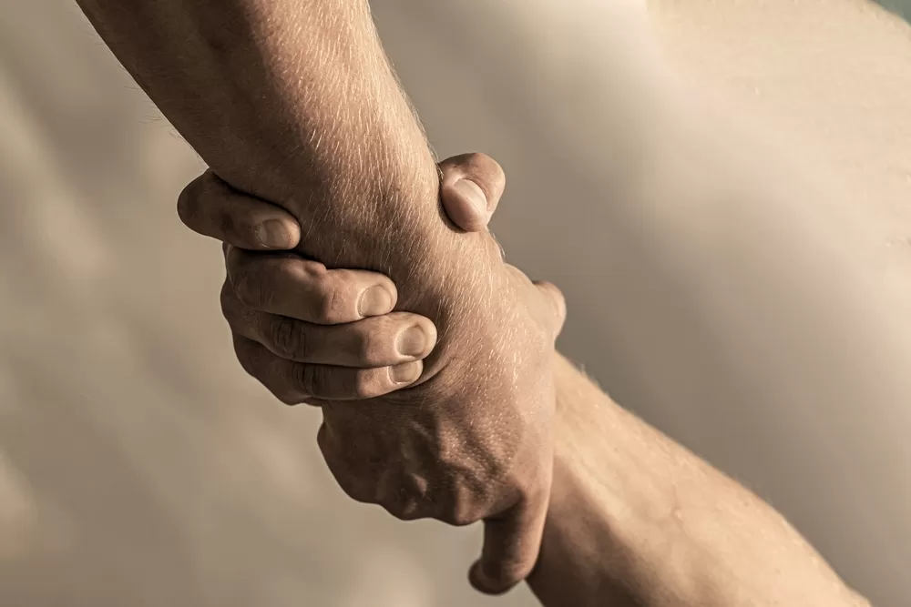 Twee handen die elkaar vastpakken