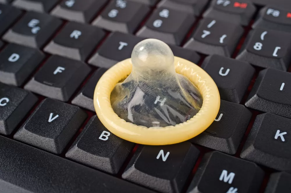 Man 's avonds alleen achter een scherm, worstelend met pornogebruik