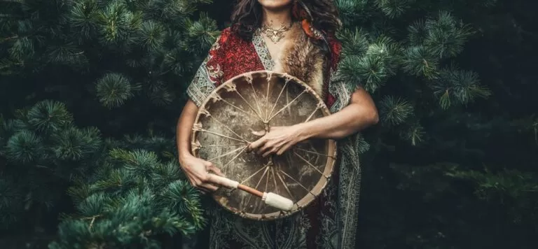 Ayahuasca is een Zuid Amerikaanse hallucinogene drank om te trippen. Een sterke roes vol visioenen en hallucinaties.
