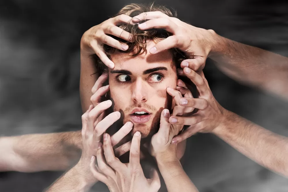 Kleurrijke psychedelische beelden die een DMT-trip verbeelden