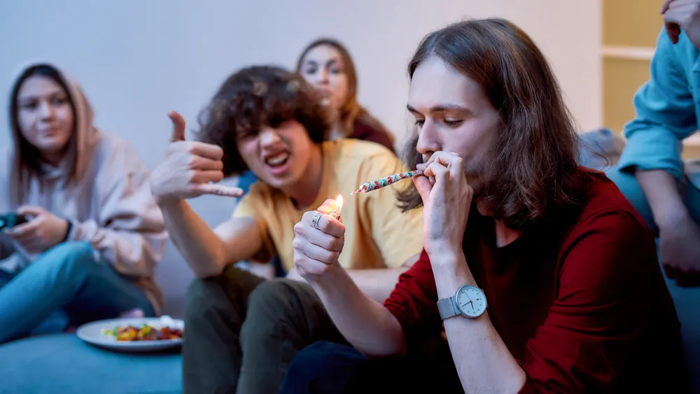 Tieners die samen wiet roken